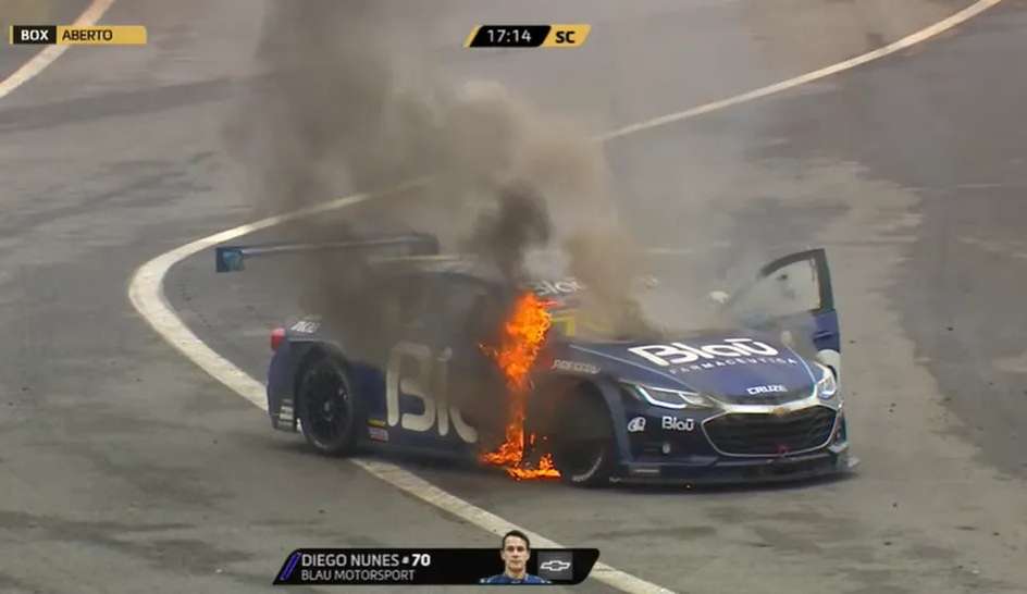 Carro de Diego Nunes pegou fogo na Stock Car de Interlagos