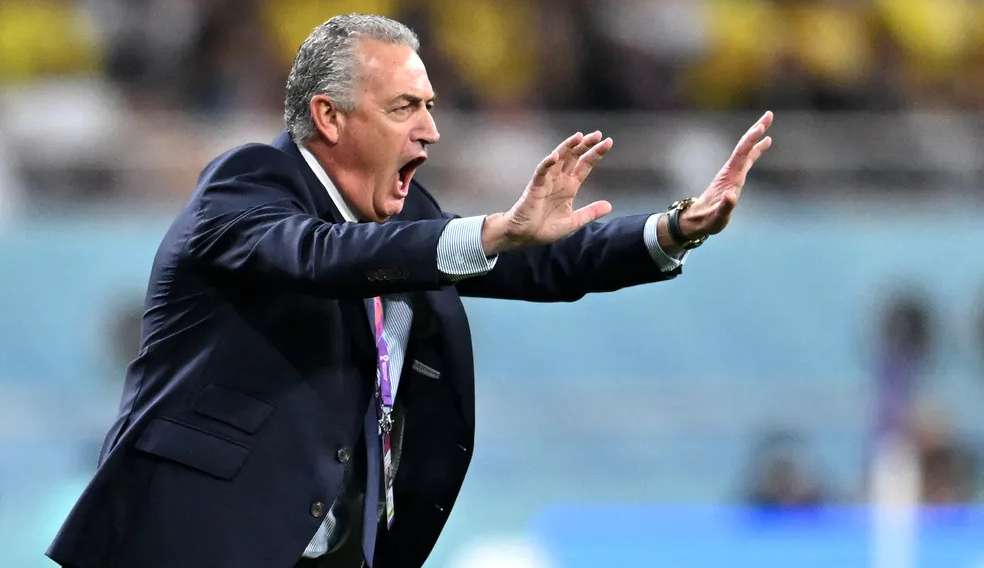 Vasco faz proposta por Gustavo Alfaro e aguarda resposta
