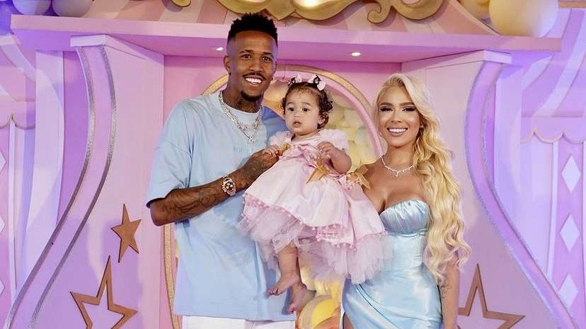 Éder Militão retira aliança de compromisso e curte festa da filha com Karoline