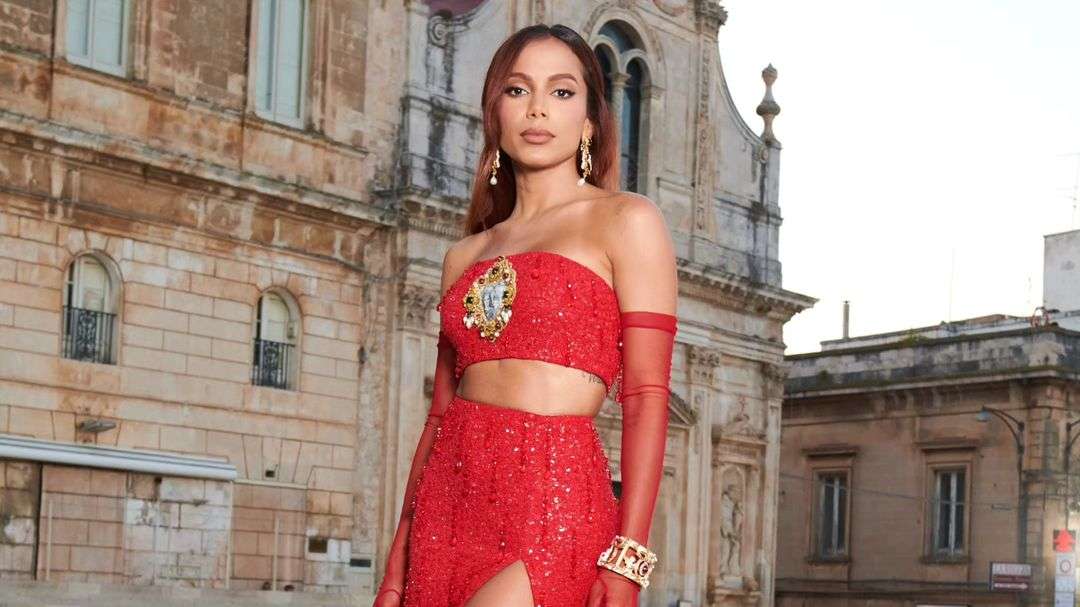 Anitta aposta em look vermelho para evento da Dolce & Gabanna na Itália