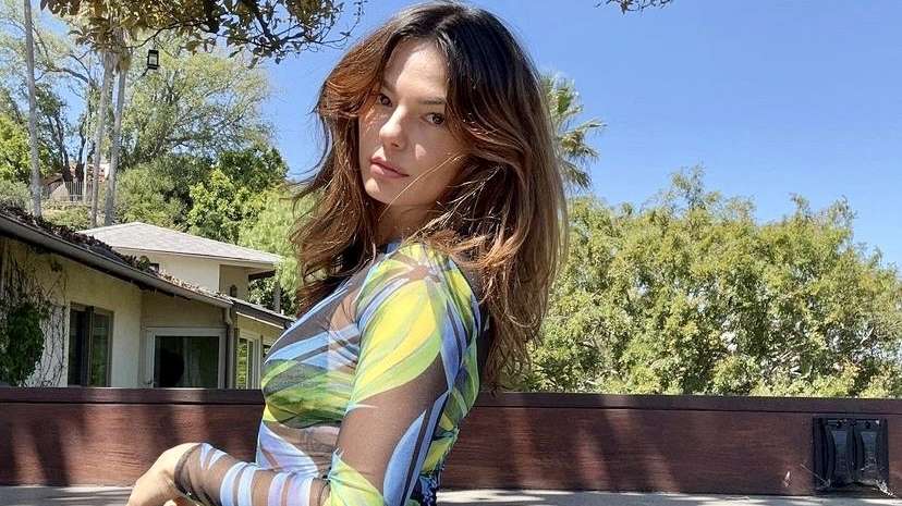 Isis Valverde mostra luxuosa mansão onde vive com Marcus Buaiz, nos EUA