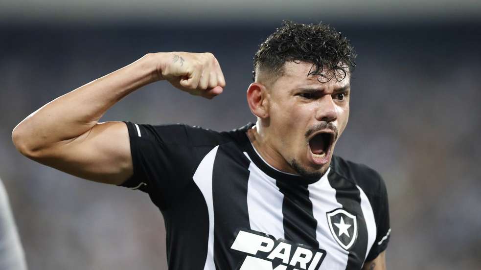 Botafogo recusa proposta da Arábia Saudita por Tiquinho Soares