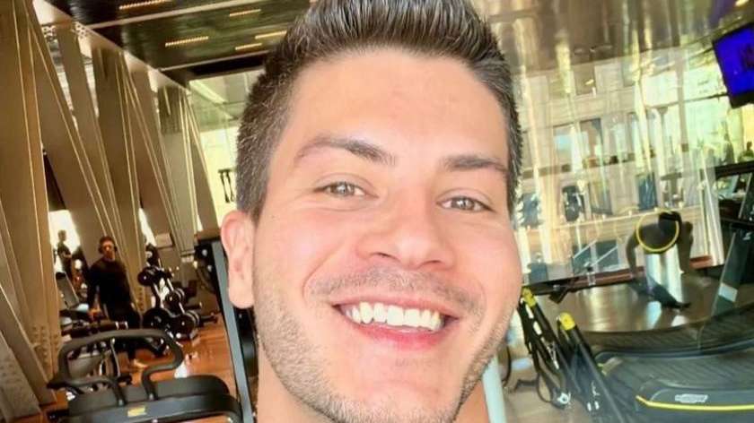 Arthur Aguiar se manifesta após anulação de casamento com Maíra Cardi