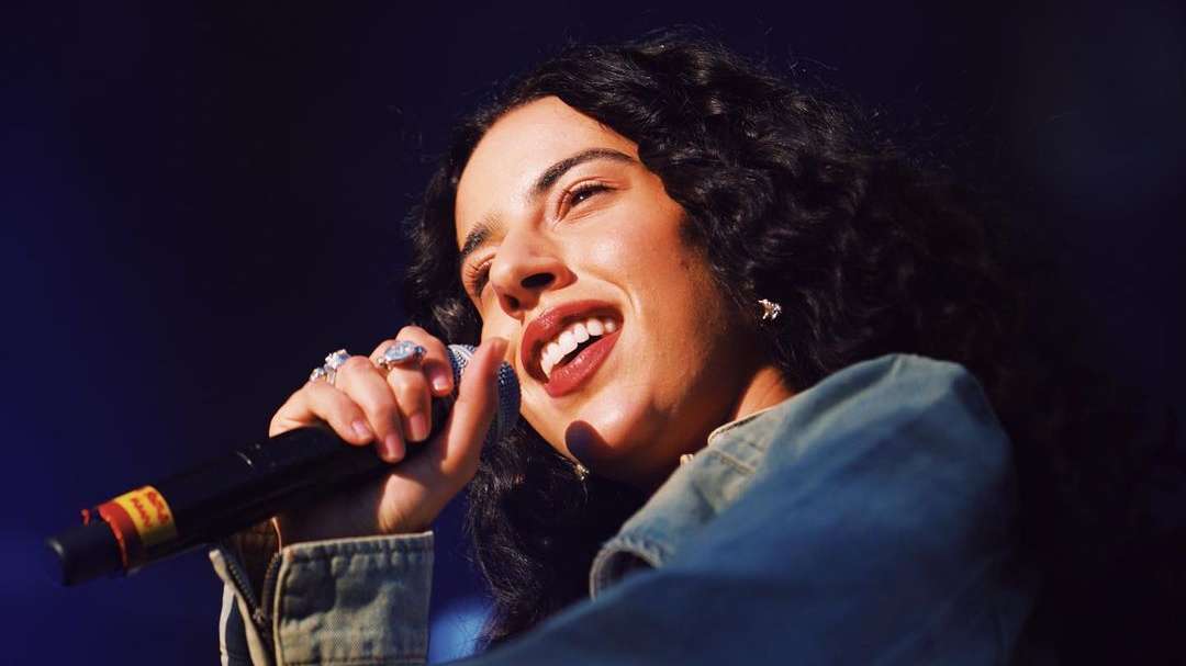 Marina Sena se emociona com plateia durante show em Salvador