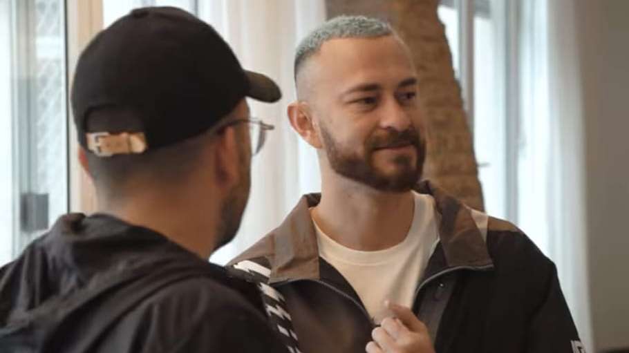 Fred Bruno abre as portas de seu duplex e mostra uma cueca autografada por Cristiano Ronaldo