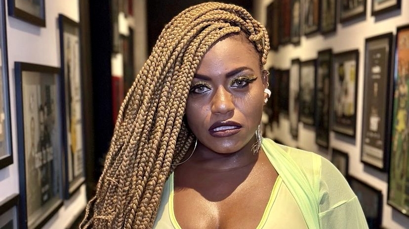 Atriz e cantora Ludmillah Anjos sofre grave acidente de carro