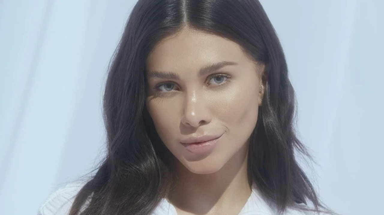 Atriz e influenciadora Flavia Pavanelli lança espuma de limpeza facial