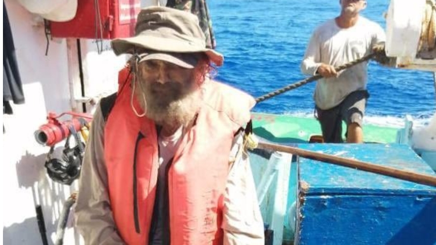 Vídeo mostra salvamento de homem perdido com a sua cachorra por dois meses no Oceano Pacífico