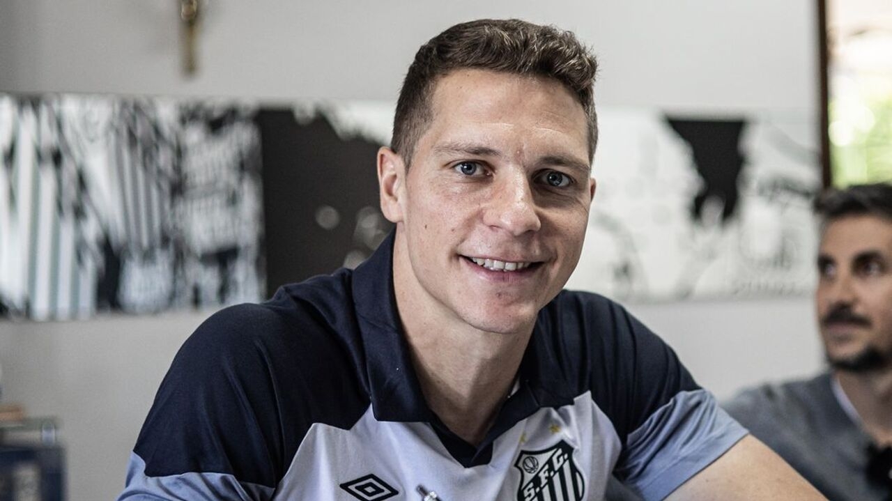 Ídolo no Campeonato Mexicano, o centroavante Julio Furch é novo reforço do Santos