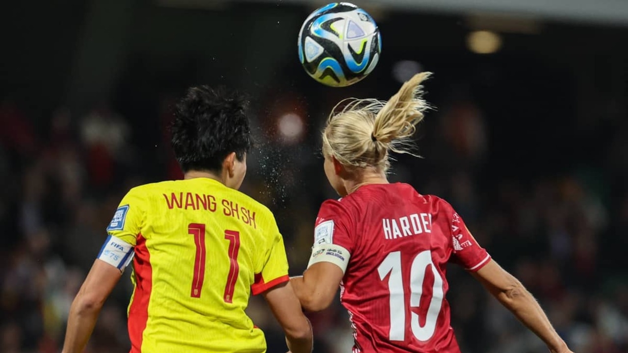 Dinamarca faz bonito em campo e domina o jogo contra a China no grupo D