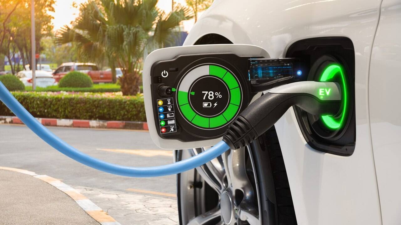 Corrida pelo lítio: crescente demanda por carros elétricos atrai a atenção da indústria