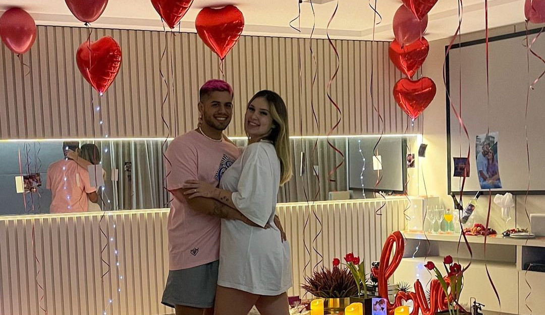 Zé Felipe presenteia Virginia Fonseca com anel e buquê de rosas
