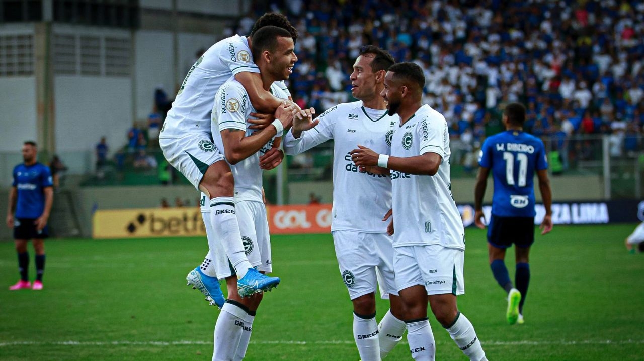 Goiás vence Cruzeiro e deixa zona de rebaixamento