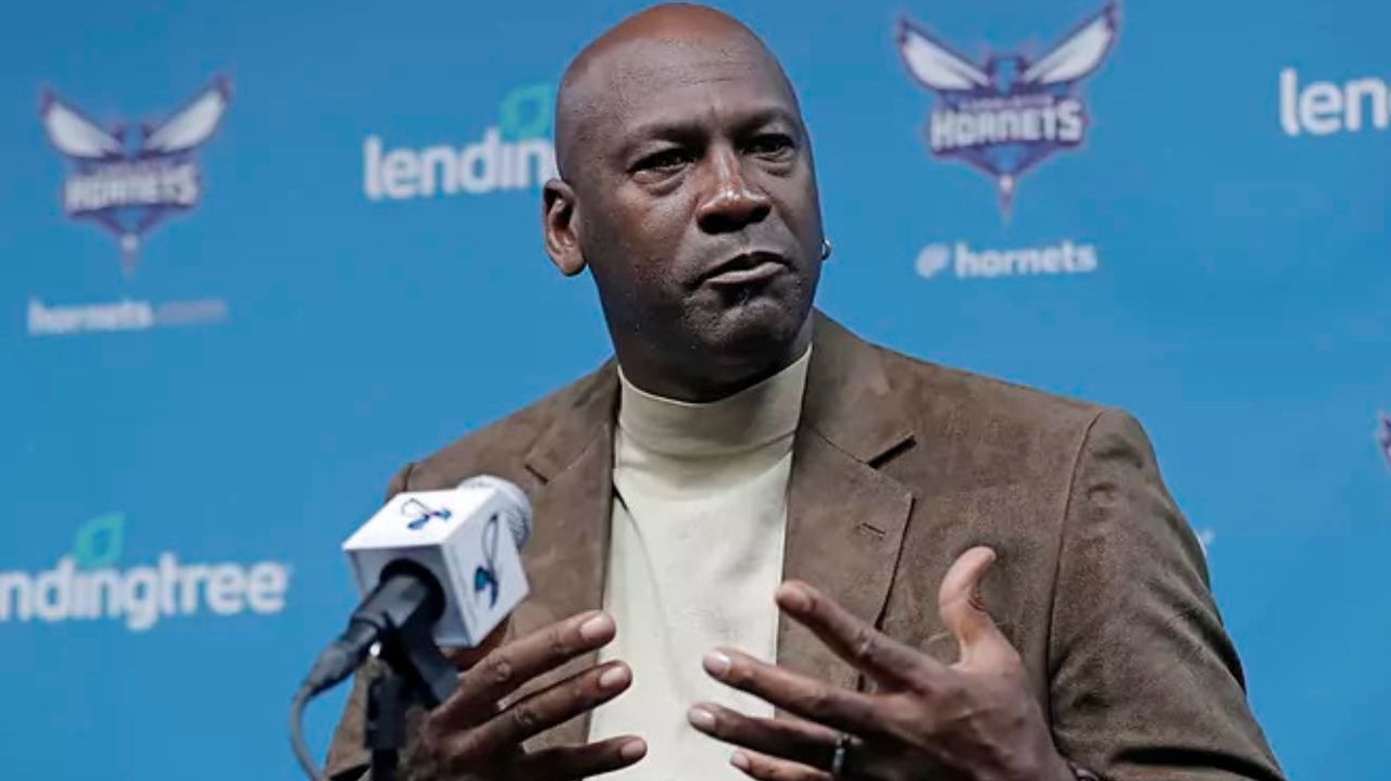 Michael Jordan vende franquia da NBA