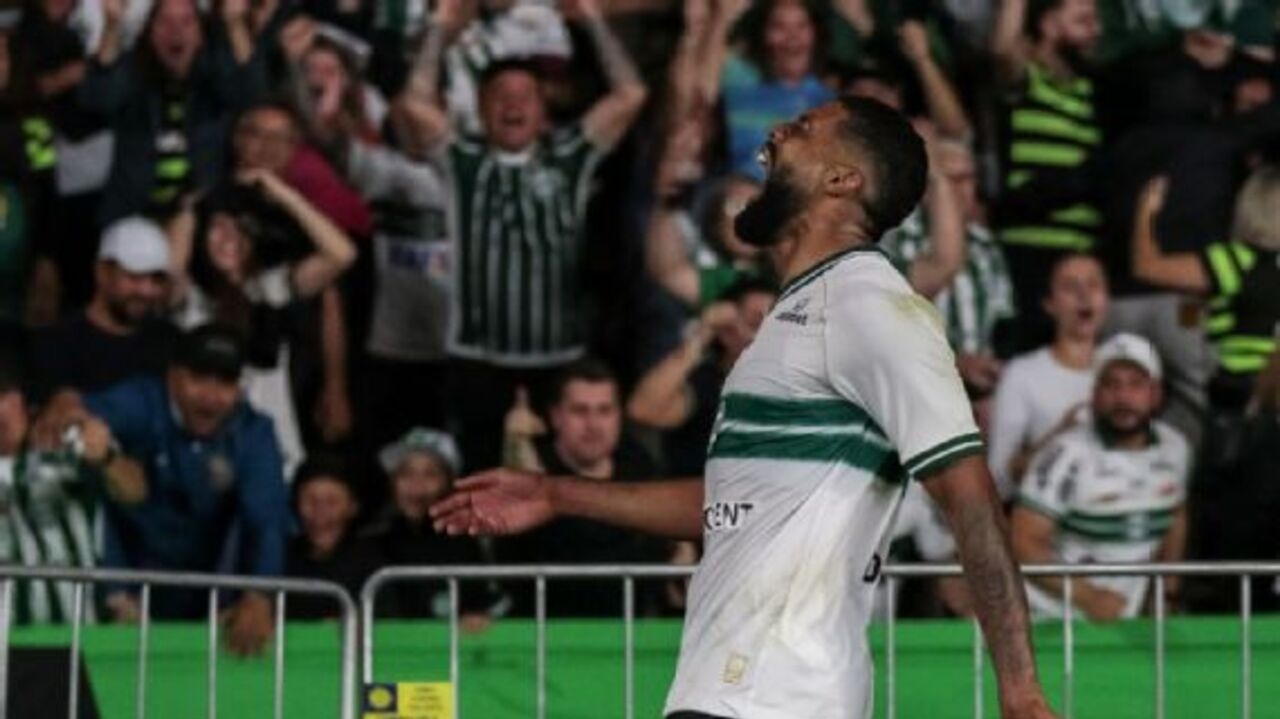 Ex-chapeiro, Diogo Oliveira brilha em sua primeira partida pelo Coritiba e se torna inspiração