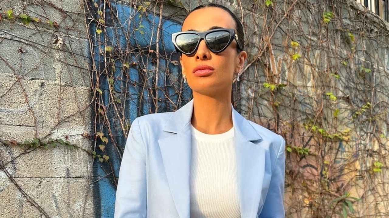 Silvia Braz veste alfaiataria oficial da Seleção Brasileira de Futebol Feminina