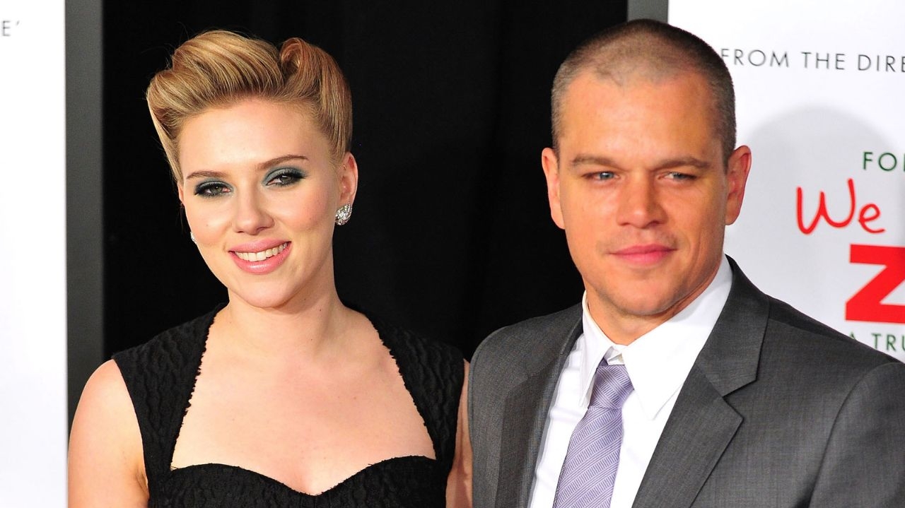 Matt Damon diz que beijo com Scarlett Johansson foi “um inferno”, entenda o porquê.