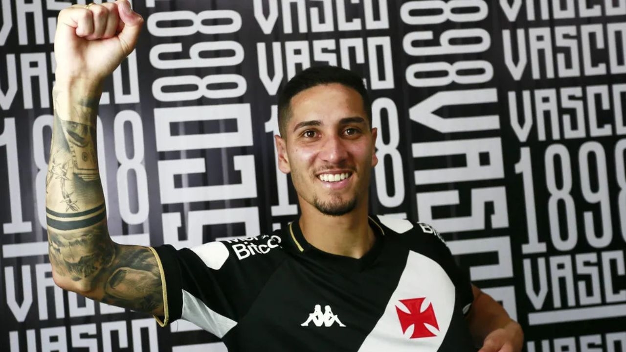 Vasco fecha contratação do meia Praxedes