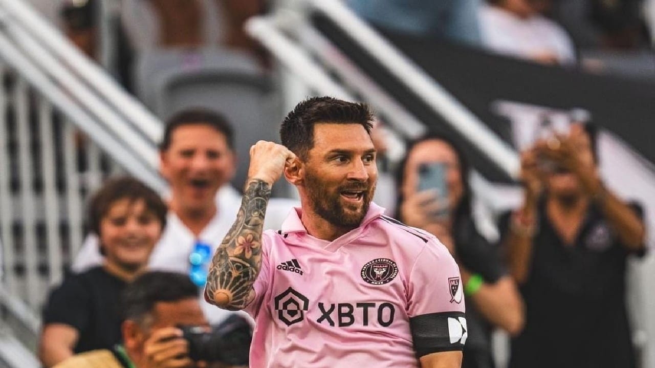 Fã de Messi, filho de DJ Khaled se emociona ao entrar em campo com o jogador