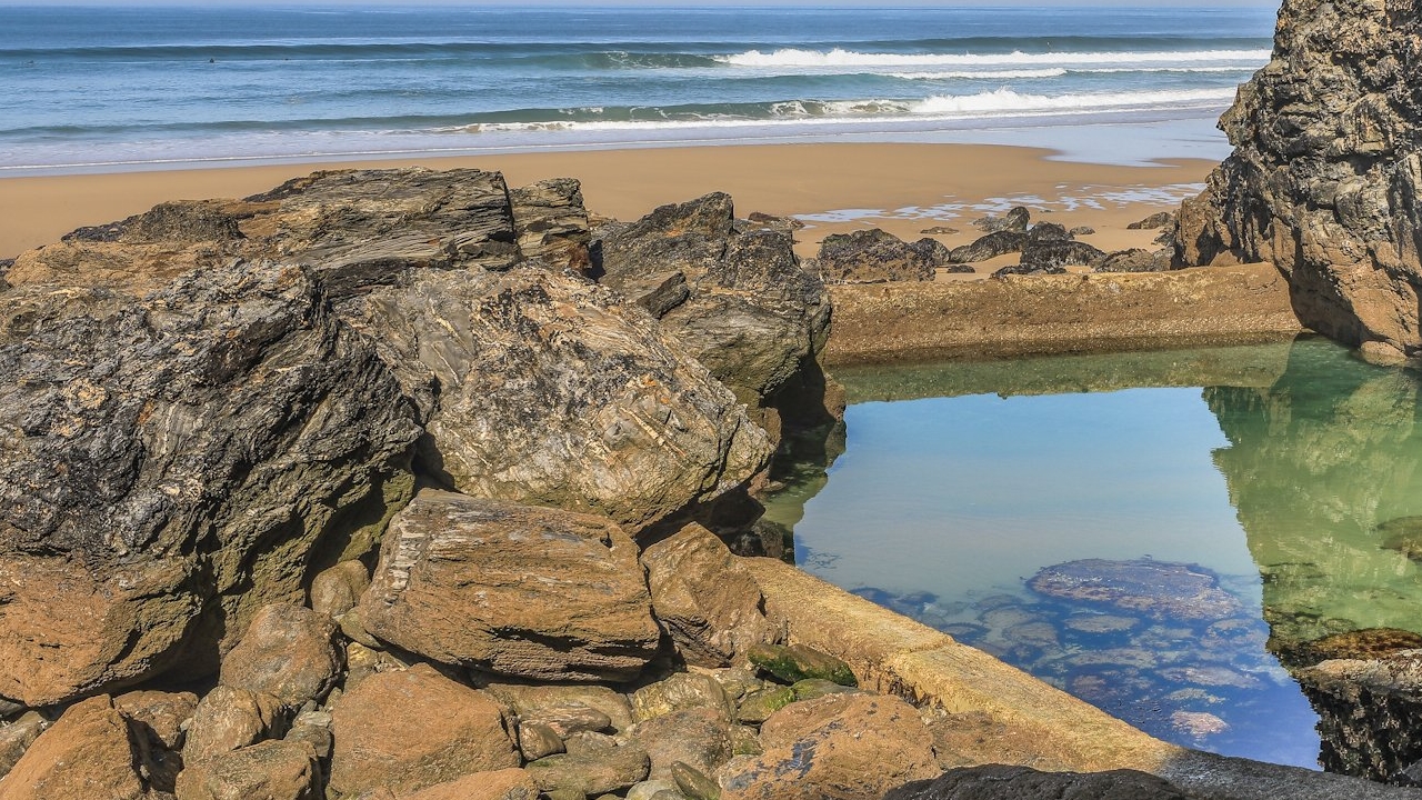 Confira lugares com “piscinas marinhas” de água salgada para visitar