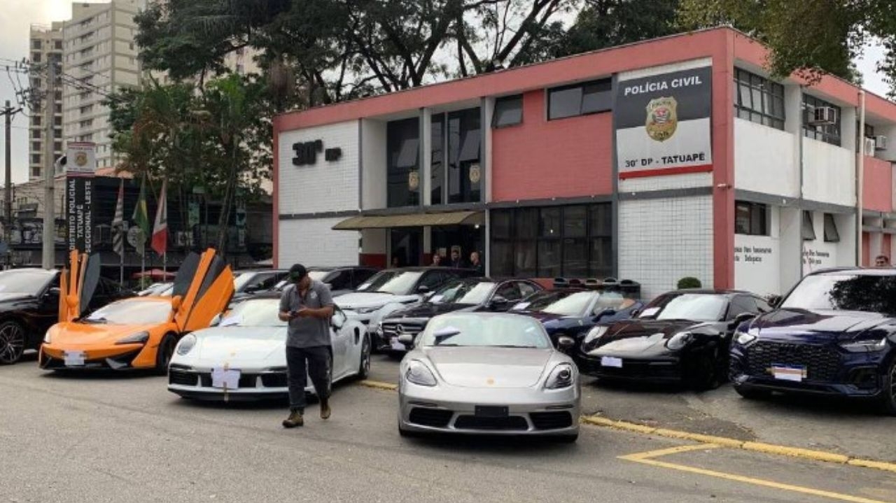 Operação policial apreende 49 carros esportivos e de luxo em São Paulo