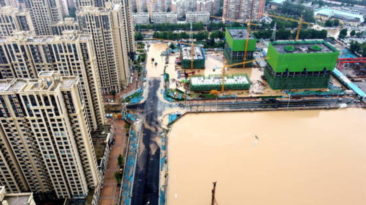 Chuva forte deixa Pequim em estado de alerta e causa devastação