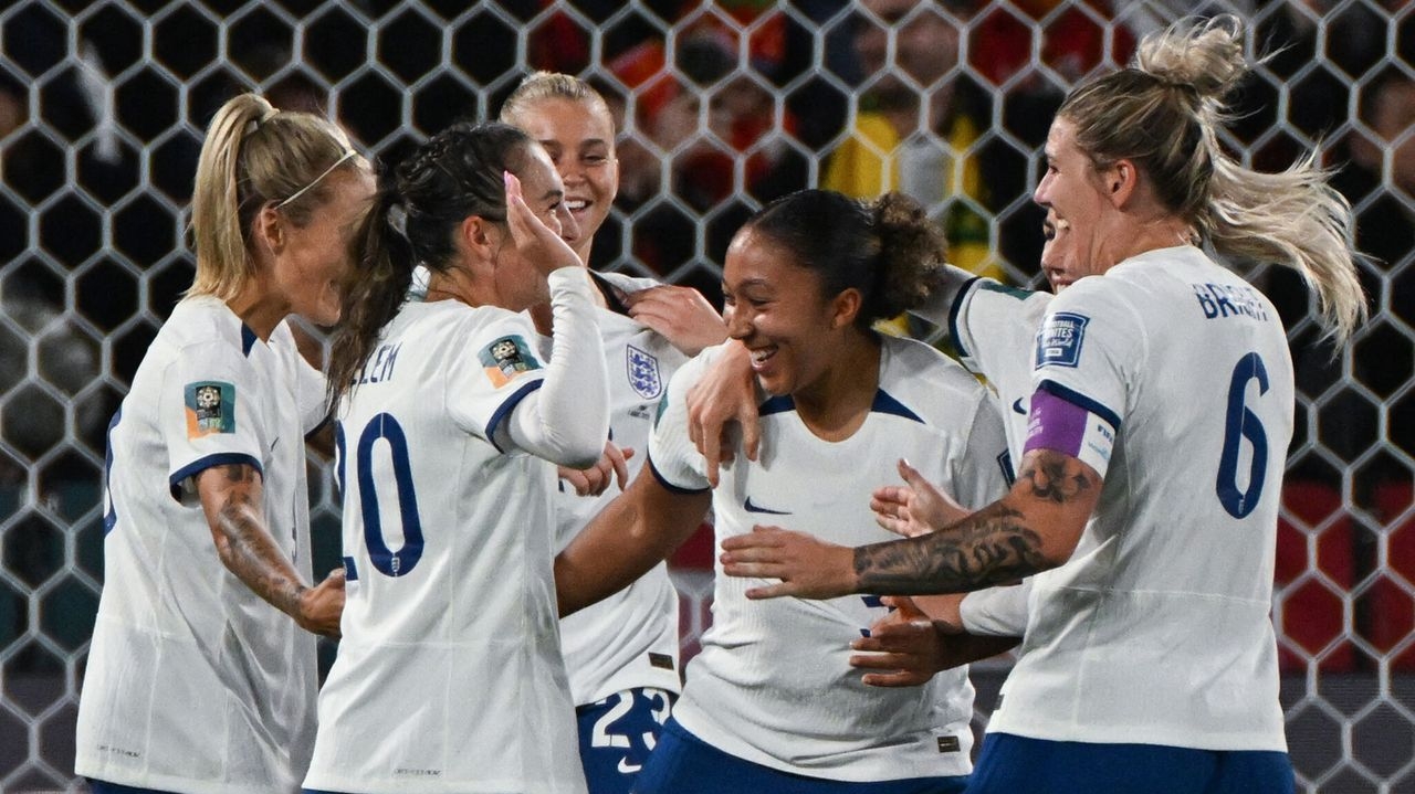 Árbitra se desculpa após polêmica com Lucy Bronze durante jogo entre Inglaterra e China