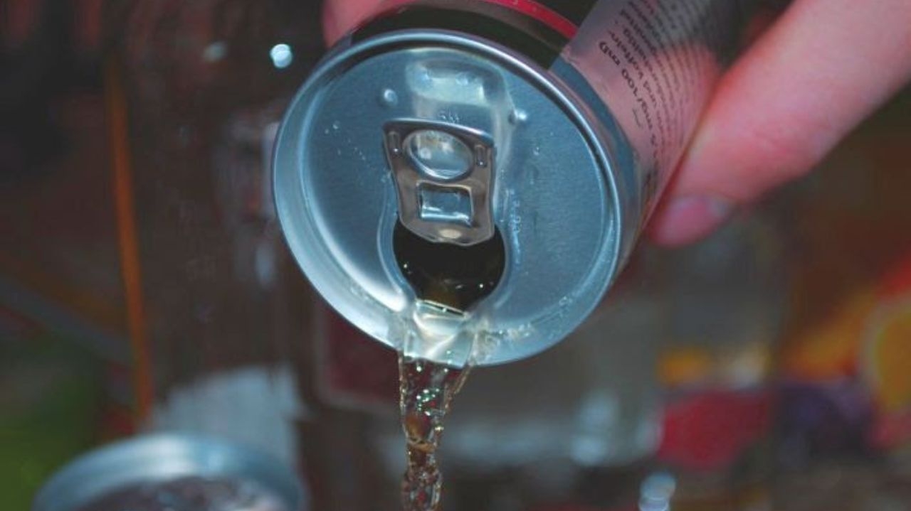 Entenda o perigo de consumir energéticos excessivamente e saiba como evitar problemas de saúde
