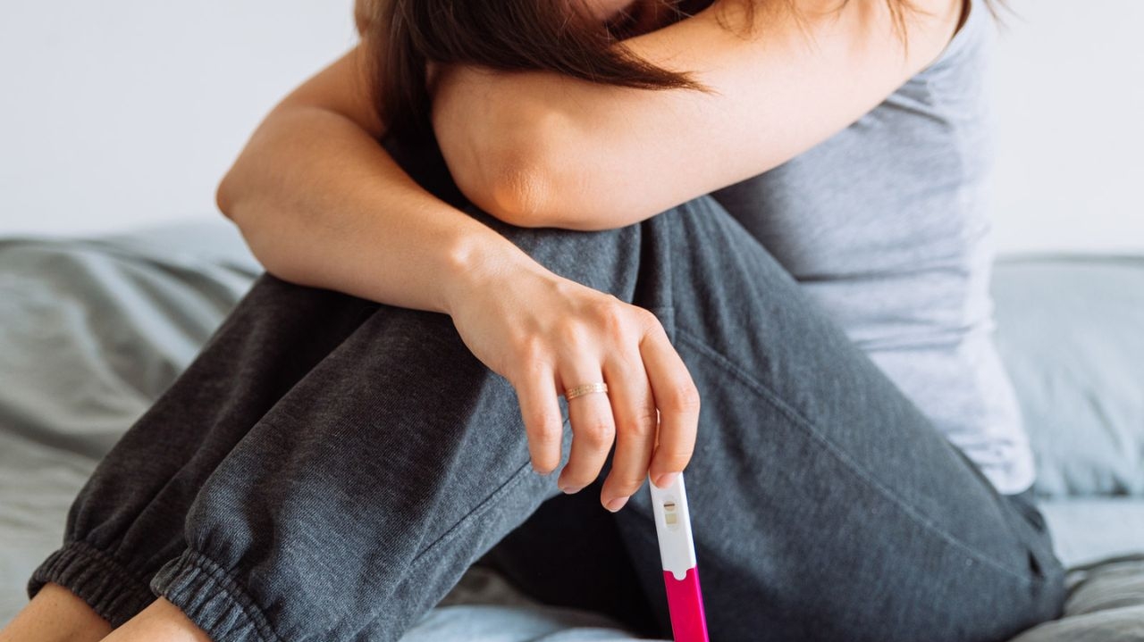 De acordo com estudo, poluente encontrado em itens do dia a dia desregula tireoide e afeta fertilidade