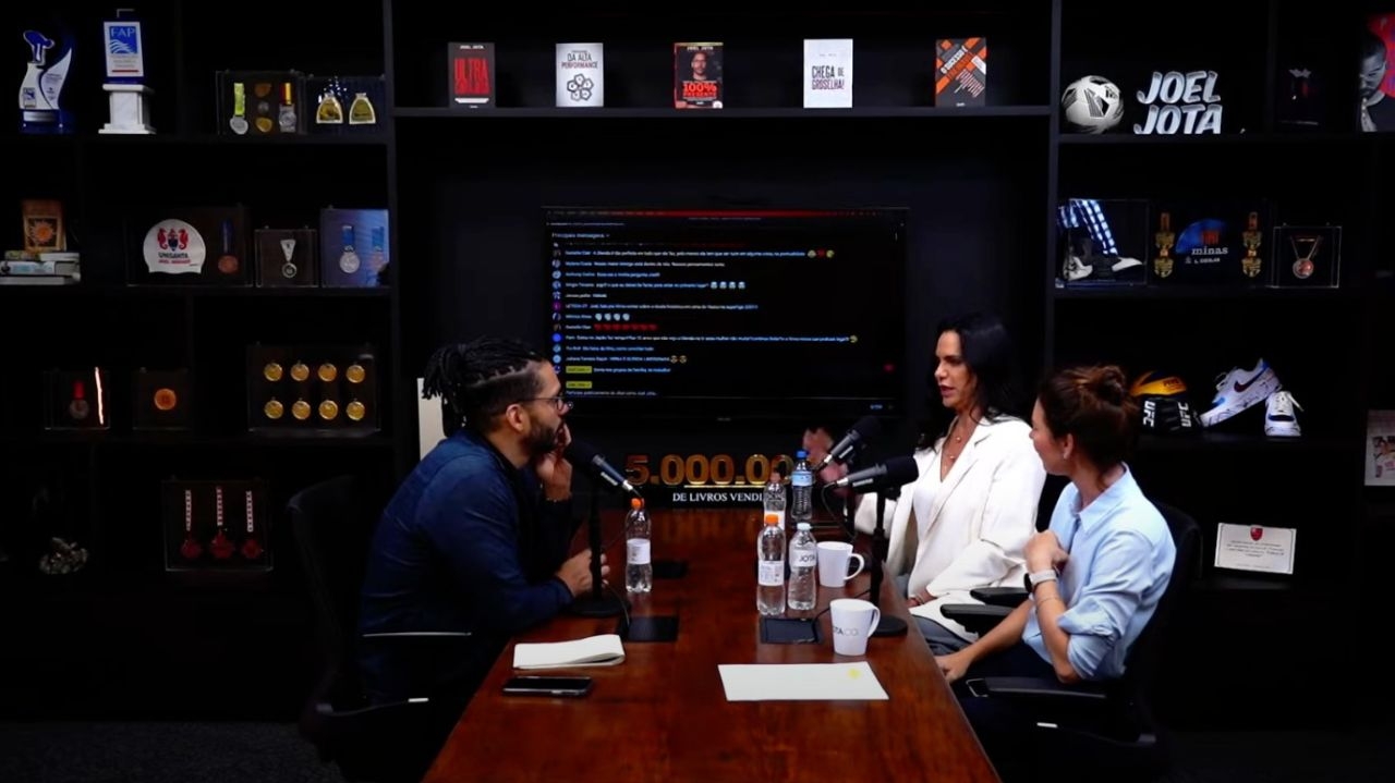 Em podcast de Joel Jota, Glenda Koslowski anuncia que fará programa de TV ao lado de Zeca Camargo