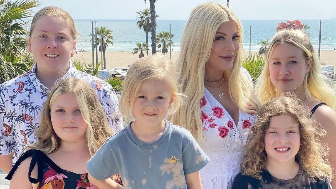 Tori Spelling e os cinco filhos estão morando em trailer após fim do casamento