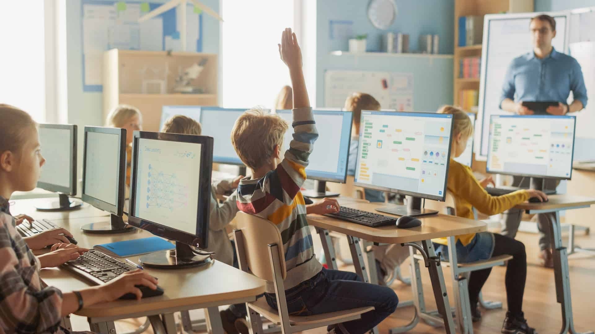 Uso exclusivo de material digital nas escolas brasileiras diverge das práticas globais