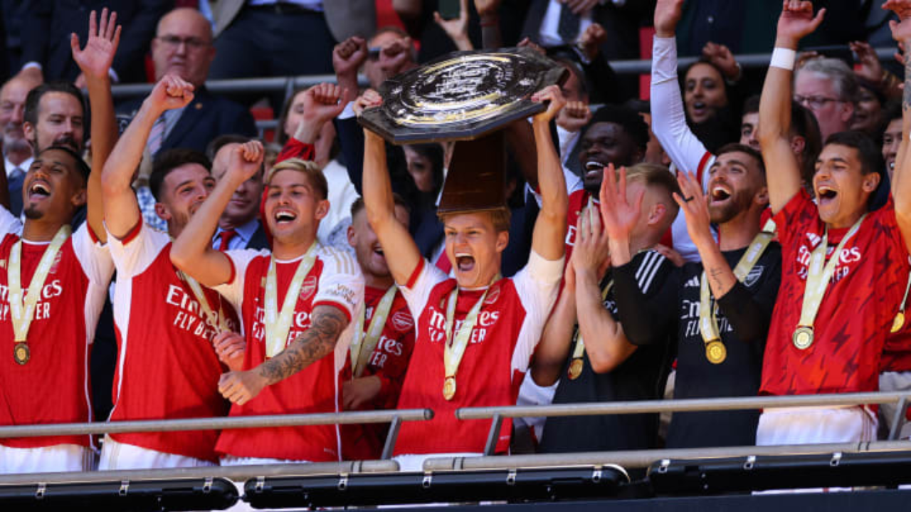Arsenal empata no final, vence o Manchester City nos pênaltis e conquista a Supercopa da Inglaterra