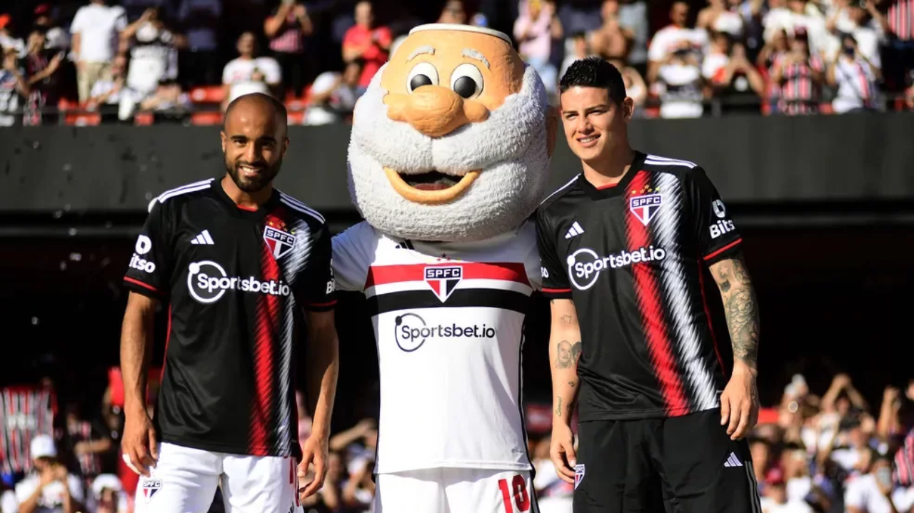 James Rodríguez e Lucas Moura vestem nova camisa do São Paulo em Morumbi lotado