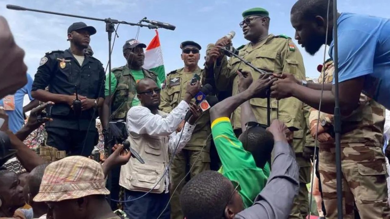 Após ameaças de intervenção na ação de grupos africanos, militares fecham espaço aéreo em Níger