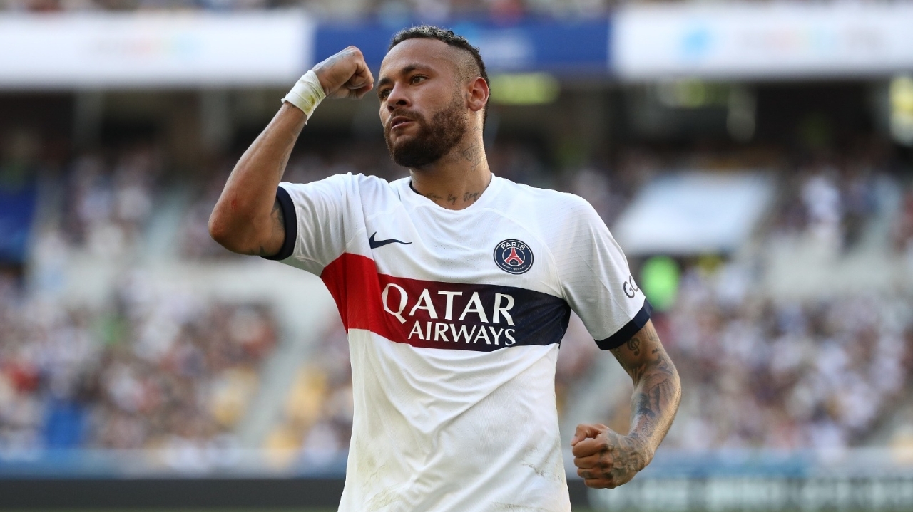Neymar manifesta desejo de sair à direção do PSG, que aguarda propostas pelo brasileiro