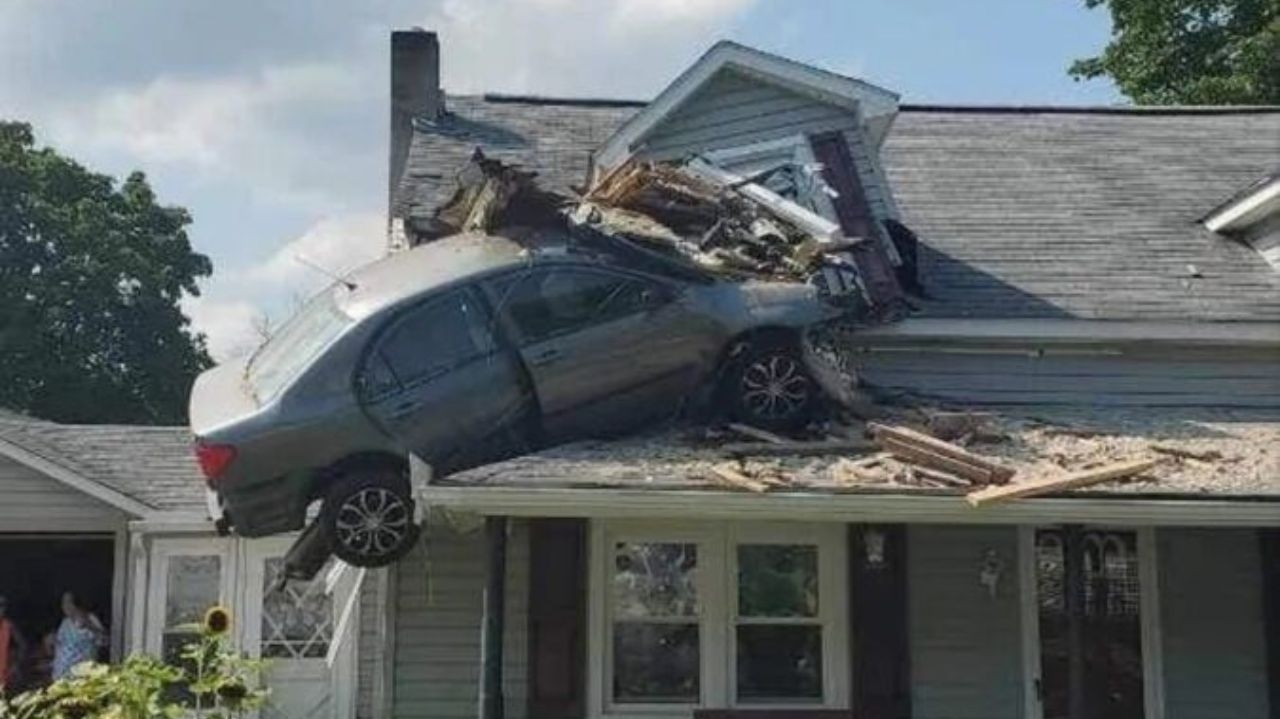 Motorista perde controle de carro e atinge o segundo andar de uma casa nos EUA