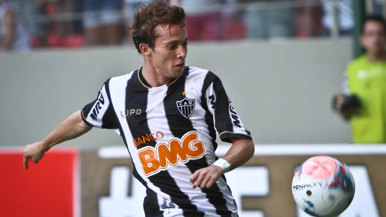 Há 10 anos, Atlético-MG vendia Bernard por quantia recorde; clube batalha contra cobrança de R$ 23 milhões
