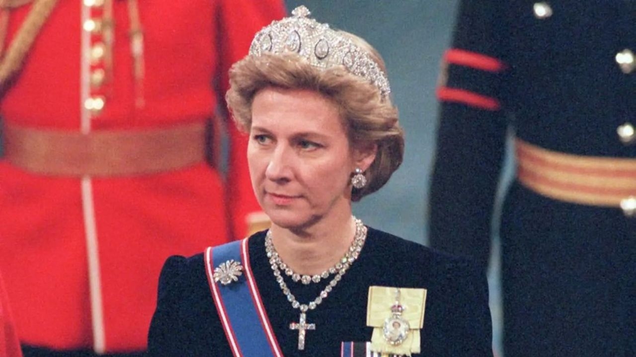 Confira as imagens raras das tiaras da família real