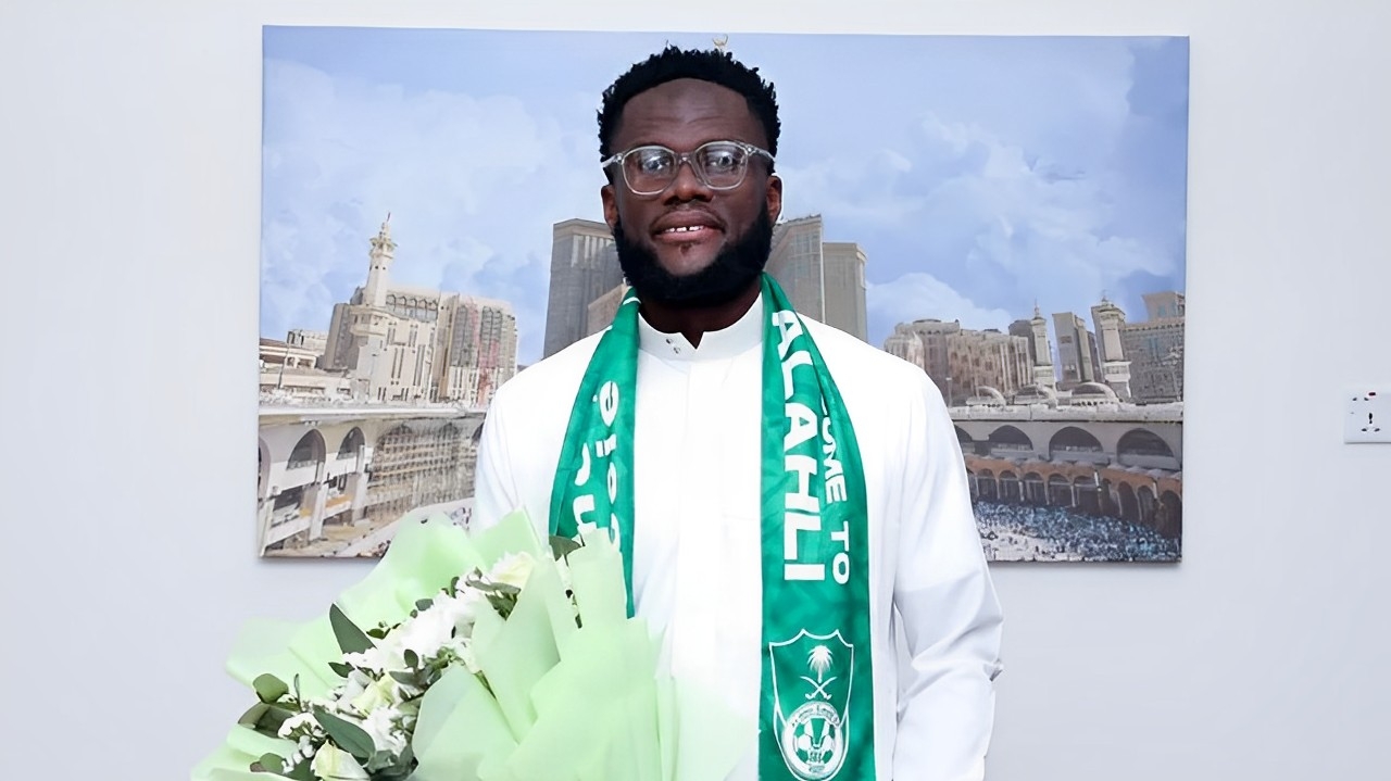 Al-Ahli oficializa a contratação do volante Franck Kessié