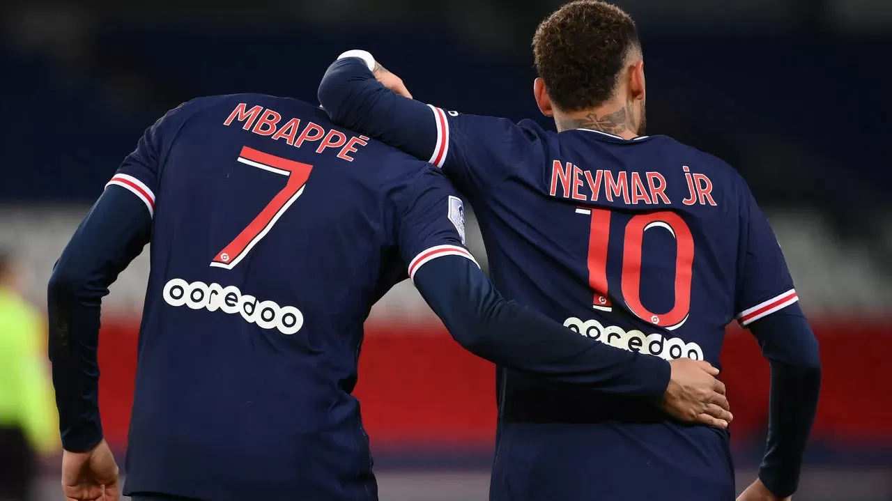Mbappé será reintegrado ao elenco do PSG após saída de Neymar