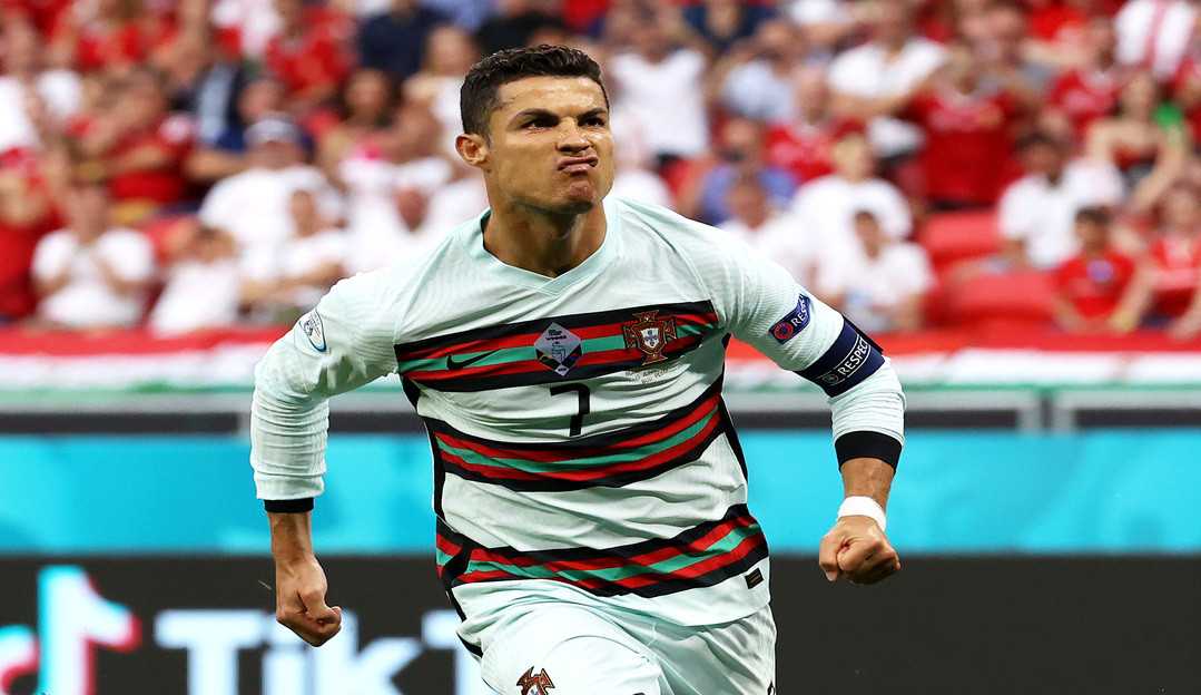 Cristiano Ronaldo atinge a marca de 300 milhões de seguidores no Instagram