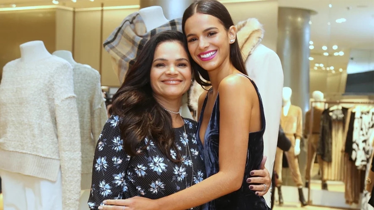 Assim como Larissa Manoela, Bruna Marquezine também enfrentou problemas com a mãe