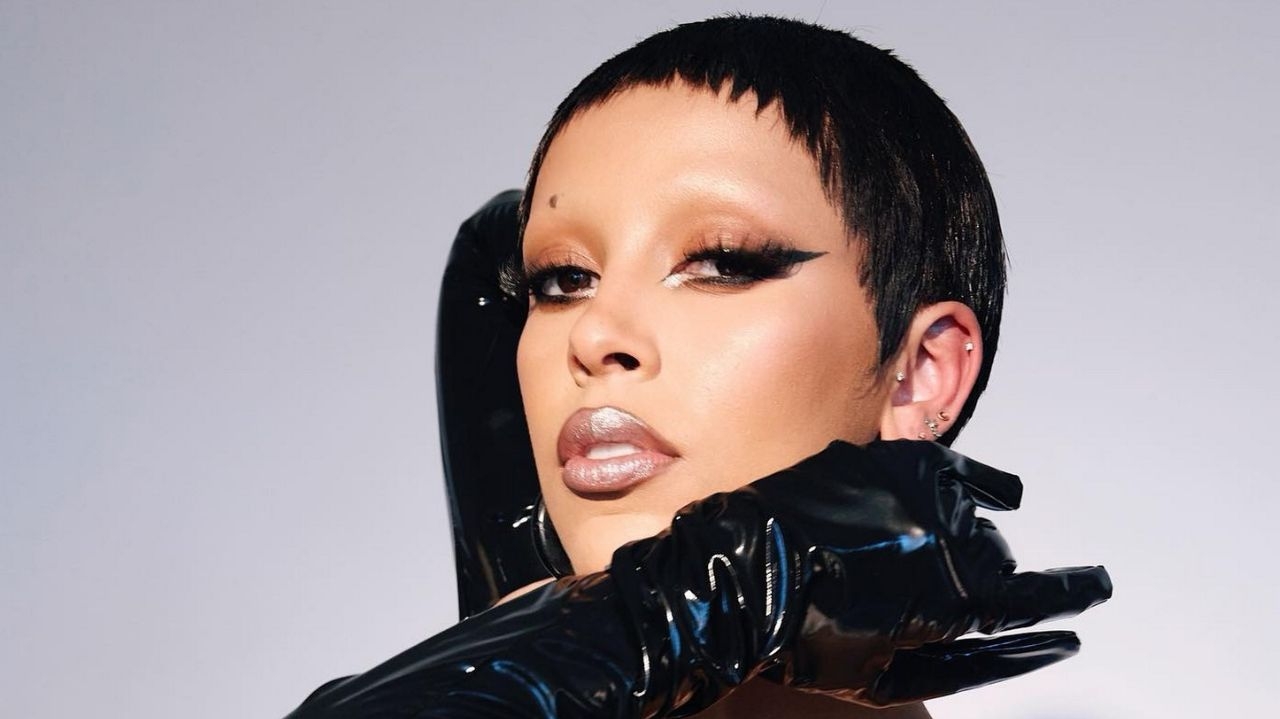 Doja Cat, capa da Harper’s Bazaar, discute álbum “Scarlet” e aspirações de atuar em “John Wick”