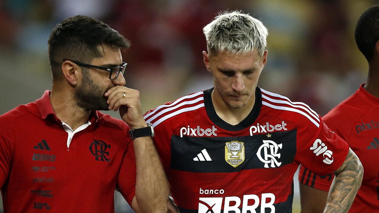 Flamengo divulga situação de Varela após lesão no ligamento do joelho