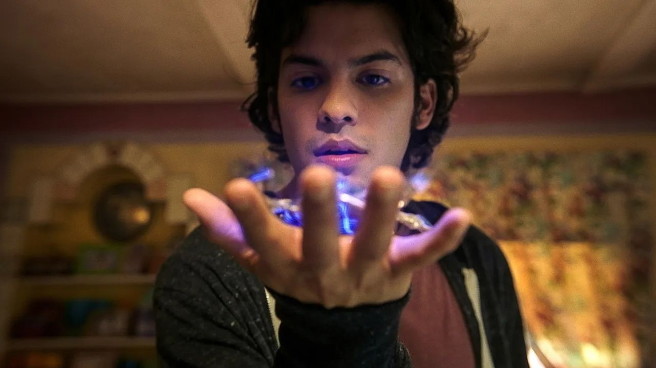 Xolo Maridueña fala sobre representatividade latina no filme “Besouro Azul”