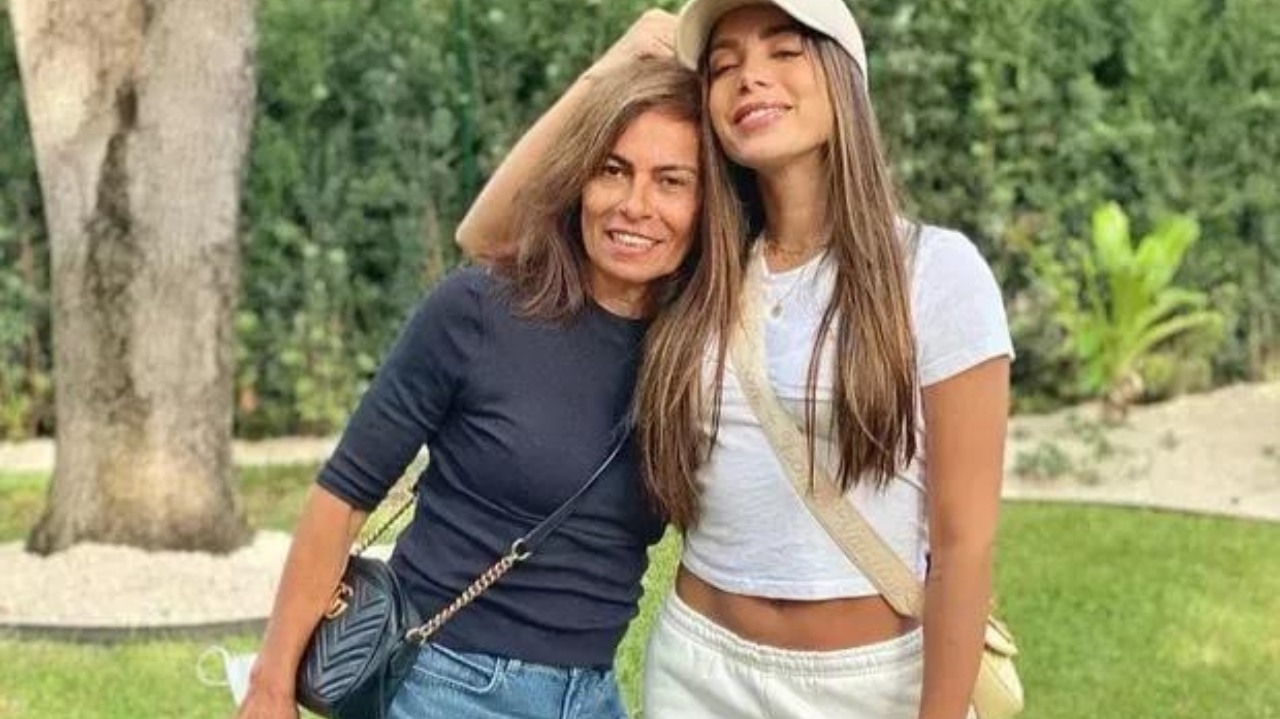 Mãe de Anitta aborda a convivência com as diversas facetas da personalidade de sua filha