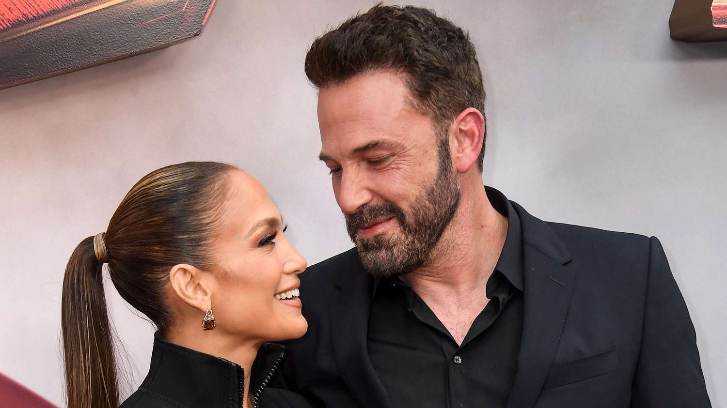 Jennifer Lopez compartilha imagem com colar em homenagem a Ben Affleck