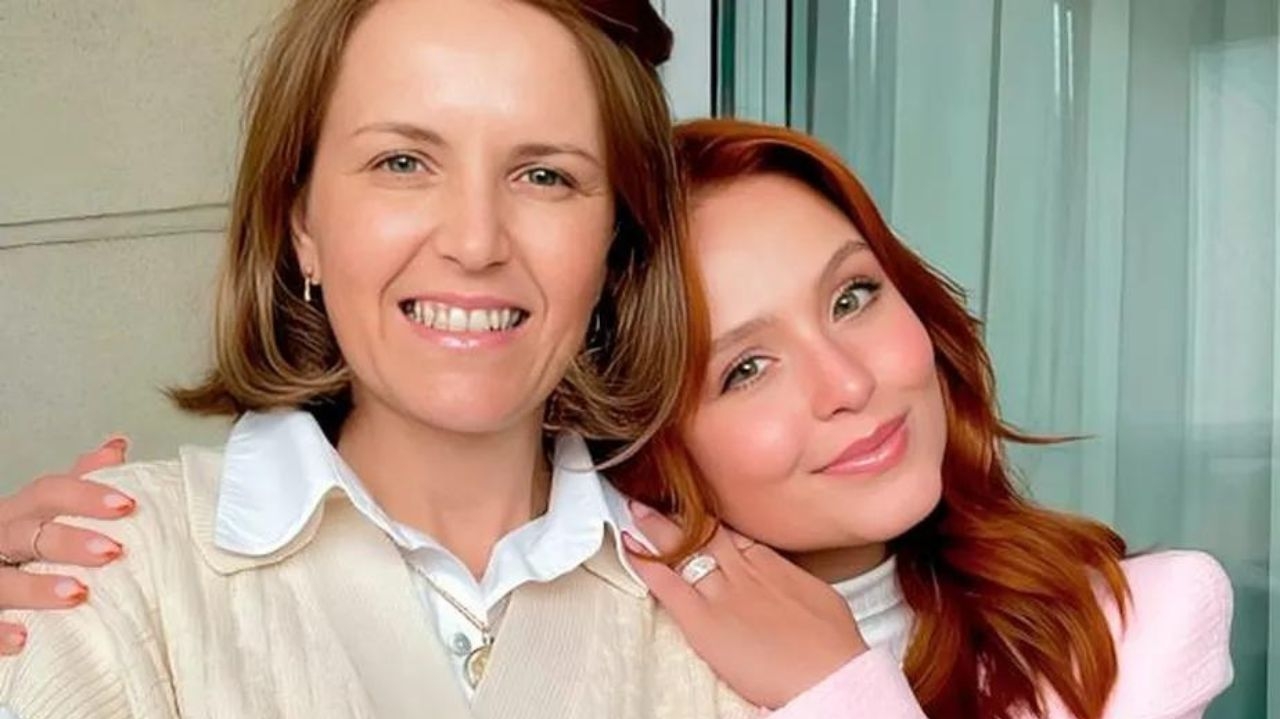 Mãe de Larissa Manoela se emociona em entrevista à programa de TV