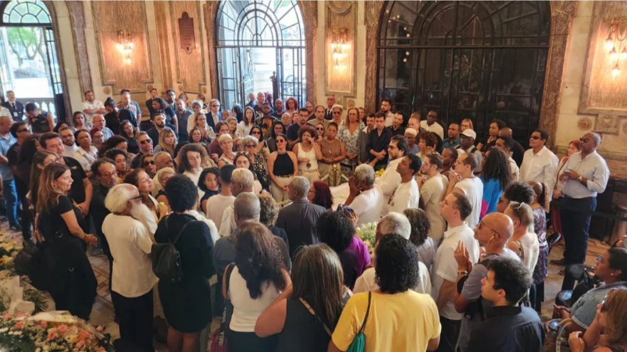 Amigos,  familiares e fãs se despedem de Léa Garcia em velório no Rio de Janeiro
